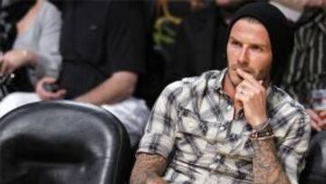 <b>CON LOS LAKERS.</b> Beckham se recupera en Los Ángeles, donde es habitual verle en los partidos de los Lakers.