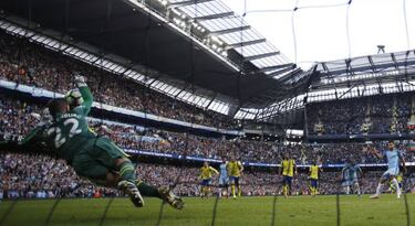 City pay for penalty profligacy as Arsenal move level at top