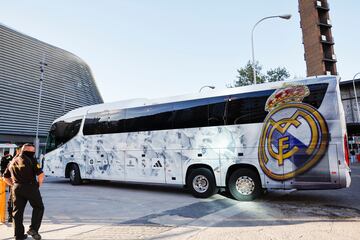 El autobús del equipo madridista entrando en el Estadio Santiago Bernabéu.