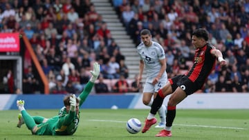 Soccer Football - Premier League - AFC Bournemouth v Leicester City - Vitality Stadium, Bournemouth, Britain - May 25, 2025 AFC Bournemouth's Evanilson shoots at goal before getting blocked by Leicester City's Jakub Stolarczyk Action Images via Reuters/John Sibley EDITORIAL USE ONLY. NO USE WITH UNAUTHORIZED AUDIO, VIDEO, DATA, FIXTURE LISTS, CLUB/LEAGUE LOGOS OR 'LIVE' SERVICES. ONLINE IN-MATCH USE LIMITED TO 120 IMAGES, NO VIDEO EMULATION. NO USE IN BETTING, GAMES OR SINGLE CLUB/LEAGUE/PLAYER PUBLICATIONS. PLEASE CONTACT YOUR ACCOUNT REPRESENTATIVE FOR FURTHER DETAILS..
