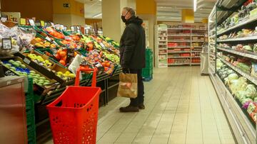 Archivo - Un hombre en la secci&oacute;n de fruter&iacute;a de un supermercado