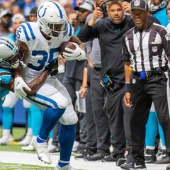 What are the vaccine mandates and COVID-19 restrictions for the 2021 NFL season?