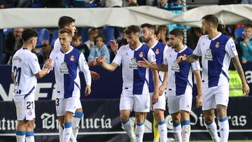 MÁLAGA, 12/11/2022.- Los jugadores del RCD Espanyol celebran su tercer gol, durante el partido de la primera eliminatoria de la Copa del Rey que enfrenta al CD Rincón y al RCD Espanyol hoy sábado en el estadio de La Rosaleda, en Málaga. EFE/Daniel Pérez
