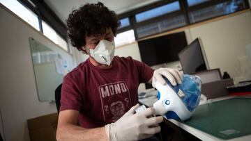 El dise&ntilde;ador David Grifols, hijo del presidente de la multinacional Grifols, trabaja en su estudio con las mascarillas adaptadas a partir de unas gafas de buceo.