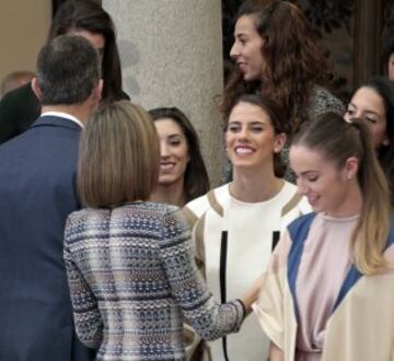 Don Felipe y Doña Leticia saludando a los galardonados.  

