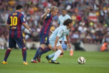 Iturra sale jugando ante la marca de Rakitic y a vista de Messi.