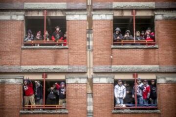 Aficionados en Boston viendo desde la ventana el desfile de la victoria de los Patriots. 