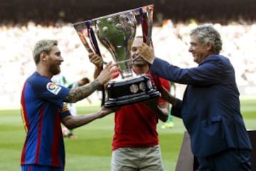 Villar ofrece la copa a los capitanes Messi e Iniesta.