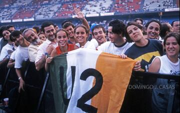 Los seguidores del grupo irlandés portan una bandera irlandesa en el concierto.