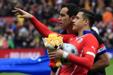 Claudio Bravo y Alexis Sánchez antes del partido con Brasil.