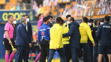 VILLAREAL, SPAIN - MAY 09: Geronimo Rulli of Villarreal CF is shown a red card by Referee David Medie Jimenez during the La Liga Santander match between Villarreal CF and RC Celta at Estadio de la Ceramica on May 09, 2021 in Villareal, Spain. Sporting sta