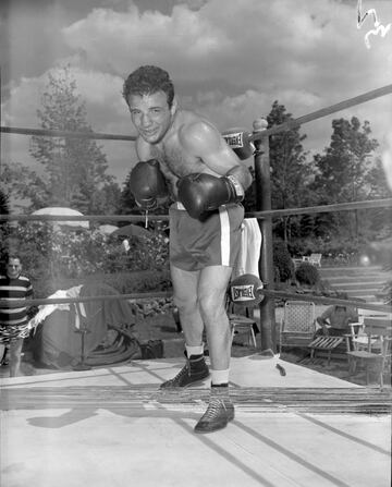 Jake LaMotta, 'Toro Salvaje', nació en Nueva York en 1921. Peleó en 106 combates de los que ganó 83 (30 por KO). Su gran rival fue Sugar Ray Robinson. Murió el 19 de septiembre de 2017, por complicaciones de una neumonía en un asilo de ancianos en Florida a los 95 años