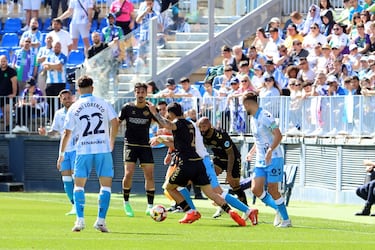 El Mlaga, con gran polmica, se acerca al tren del liderato ante el Intercity