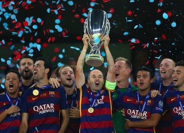 Iniesta consiguió con el FC Barcelona tres Supercopas de Europa. En la foto, Iniesta levanta la Supercopa de 2015.