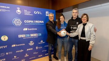 Fernando Díez, Alba Menéndez (capitana), Imanol Álvarez (entrenador) y Tati Garmendia (presidenta de la sección del Bera Bera), en la presentación de hoy.