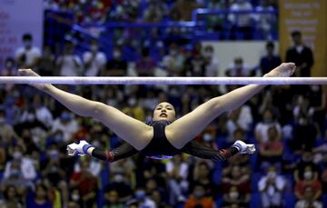 La vietnamita Ngoc Huong, durante su participaci車n en el ejercicio de barras asim谷tricas en los Juegos del Sudeste Asi芍tico, haciendo gala de una flexibilidad que nos recuerda a Chanel. No en vano, nuestra digna representante de Eurovisi車n pone de manifiesto con su elasticidad en las coreograf赤as su formaci車n en ballet y danza.