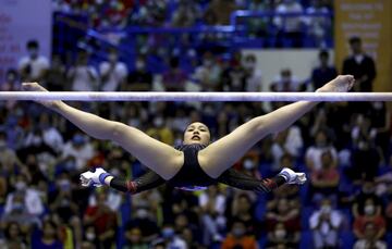 La vietnamita Ngoc Huong, durante su participación en el ejercicio de barras asimétricas en los Juegos del Sudeste Asiático, haciendo gala de una flexibilidad que nos recuerda a Chanel. No en vano, nuestra digna representante de Eurovisión pone de manifiesto con su elasticidad en las coreografías su formación en ballet y danza.