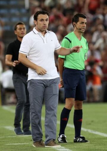 El entrenador del R.C.D Espanyol Segio González, durante el encuentro de Liga de Primera División que Almería y Espanyol están disputando esta noche en el estadio de los juegos Mediterráneos, en Almería.
