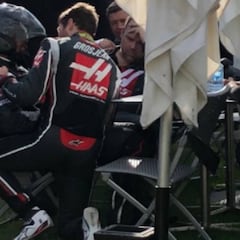 Romain Grosjean consoló a los mecánicos tras su abandono