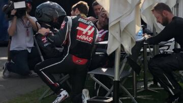 Romain Grosjean consol¨® a los mec¨¢nicos tras su abandono