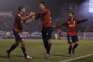 Roberto Gutiérrez celebra tras marcar el gol del triunfo para Católica.