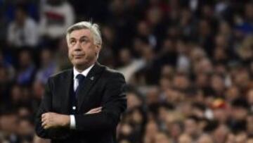 Carlo Ancelotti, pensativo y casi perplejo en el Bernabéu.