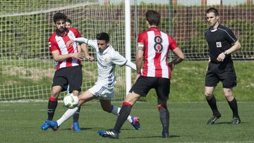 Asier Villalibre en una acci&oacute;n ante el filial del Real Madrid