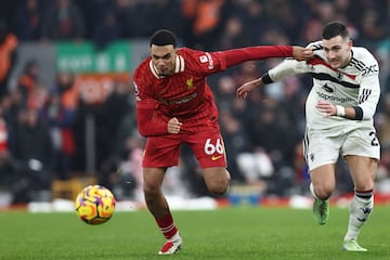 TAA disputa un balón con Diogo Dalot durante el Liverpool-Manchester United