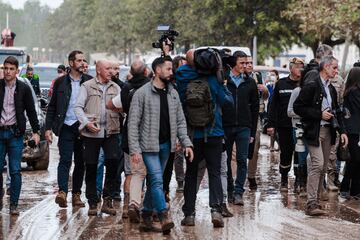 El presidente del Gobierno, Pedro Sánchez, durante su visita a Paiporta, Valencia, una de las zonas afectadas por la DANA.