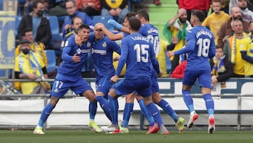 GETAFE, SPAIN - NOVEMBER 21: Mathias Olivera (L) of Getafe CF celebrates scoring their opening goal with teammates during the La Liga Santander match between Getafe CF and Cadiz CF at Coliseum Alfonso Perez on November 21, 2021 in Getafe, Spain. (Photo by