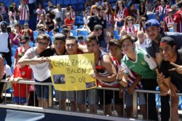 Los aficionados que acudieron al Vicente Calderón disfrutaron de los nuevos fichajes, Santos Borré y Diogo Jota.