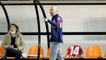 GRAFCVA3425. PATERNA (VALENCIA), 28/03/2021.- El t&eacute;cnico del Atl&eacute;tico de Madrid, Jos&eacute; Lu&iacute;s S&aacute;nchez Vera, da instrucciones a sus jugadoras durante el partido ante el Valencia CF, correspondiente a la jornada 24&ordf; de l