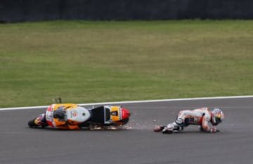 Caída del piloto español Dani Pedrosa de Honda, durante la carrera del Gran Premio de Argentina de MotoGP