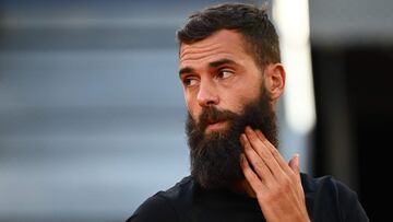 El tenista franc&eacute;s Benoit Paire, durante un descanso en su partido ante Stefanos Tsitsipas del Mutua Madrid Open 2021.