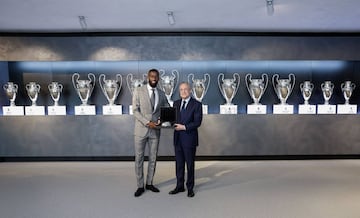 El defensa alemán ha sido presentado como nuevo jugador del Real Madrid de la mano del presidente Florentino Pérez.  
