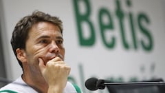 Rubi, en una conferencia como entrenador del Real Betis.