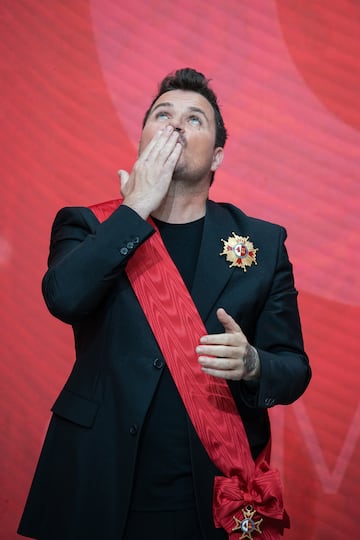 El cantante Dani Martín posa con su condecoración durante la ceremonia de imposición de Medallas de la Comunidad de Madrid y condecoraciones de la Orden del Dos de Mayo.