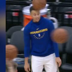 El último calentamiento loco de Curry: toquecitos de cabeza y 'chooof'