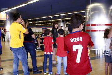 La presidenta de la Comunidad, Cristina Cifuentes, junto al presidente del Atlético de Madrid, Enrique Cerezo, y el entrenador del equipo, Diego Pablo Simeone y varios jugadores de la plantilla rojiblanca ,durante el acto de promoción del uso del metro para el acceso al estadio Wanda Metropolitano del Atletico de Madrid. 