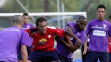 <b>DEBUTANTE. </b>Sandro Silva muestra sus credenciales en su debut ante el Estepona ayer en Benahavís.