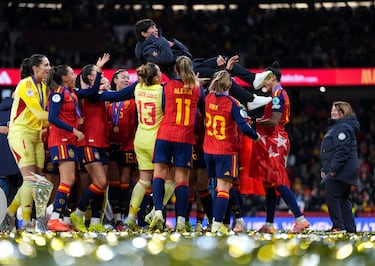 Manteo a la entrenadora, Sonia Bermúdez.