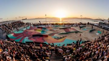 Puesta de sol sobre las Islas Cíes al fondo, skatepark de O Marisquiño con la gradas llenas en primer plano. Domingo 13 de agosto del 2023.