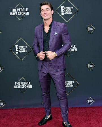 Otro de los actores que acaparó miradas en la alfombra, fue Tyler Cameron; quien lució impresionante con éste gran outfit.