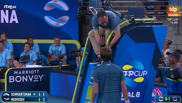La furia de Medvedev: ¡dos raquetazos a la silla del árbitro!