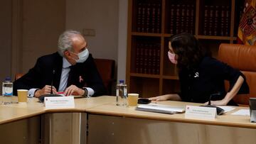 GRAF3429. MADRID, 19/10/2020.- La presidenta de la Comunidad de Madrid, Isabel Díaz Ayuso (d) y su consejero de Sanidad, Enrique Ruiz Escudero (i) durante su encuentro este lunes en la Real Casa de Correos con los colegios profesionales sanitarios. EFE/J.J. Guillén