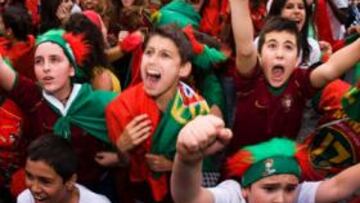 <b>LOCURA LUSA. </b>Portugal está viviendo de forma más intensa que nunca la Eurocopa. En Oporto se ha desatado la locura y la afición se ha echado a la calle para animar a su selección.