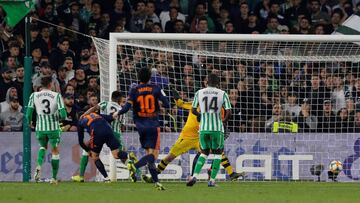 Soccer Football - Copa del Rey - Semi Final First Leg - Real Betis v Valencia - Estadio Benito Villamarin, Seville, Spain - February 7, 2019 Valencia's Denis Cheryshev scores their first goal REUTERS/Marcelo Del Pozo