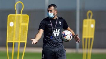 Diego Mart&iacute;nez, durante un entrenamiento con el Granada,.