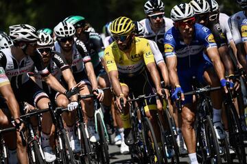 El colombiano Fernando Gaviria comenzó el día con el maillot amarillo tras su victoria en la primera etapa.