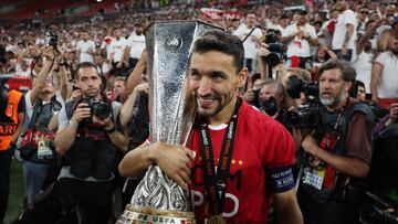 Jesús Navas posa exultante de alegria con el trofeo de la Europa League .